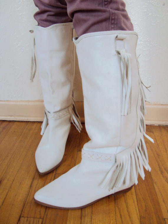 VINTAGE WHITE LEATHER SLOUCHY FRINGE FLAT BOOTS by nanapatproject