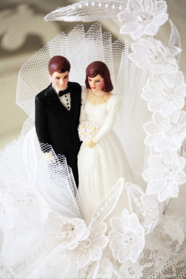 The Happy Couple. Vintage Bride and Groom Cake