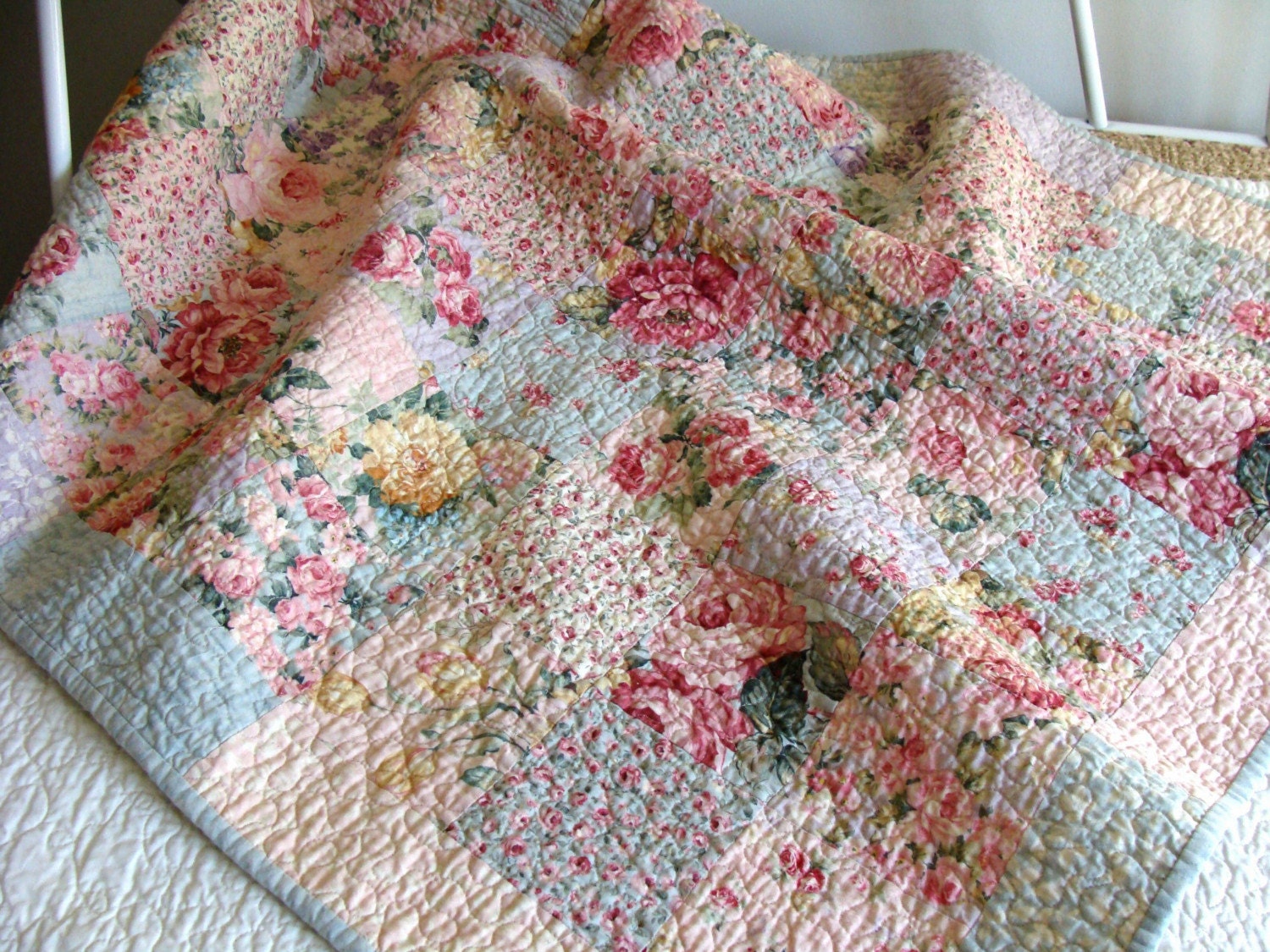 english-cottage-rose-garden-patchwork-quilt