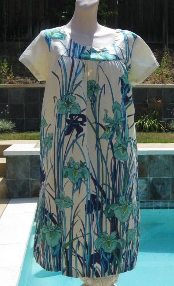 Vintage 70s Ui-Maikai Iris Print Hawaiian Mumu Dress B41
