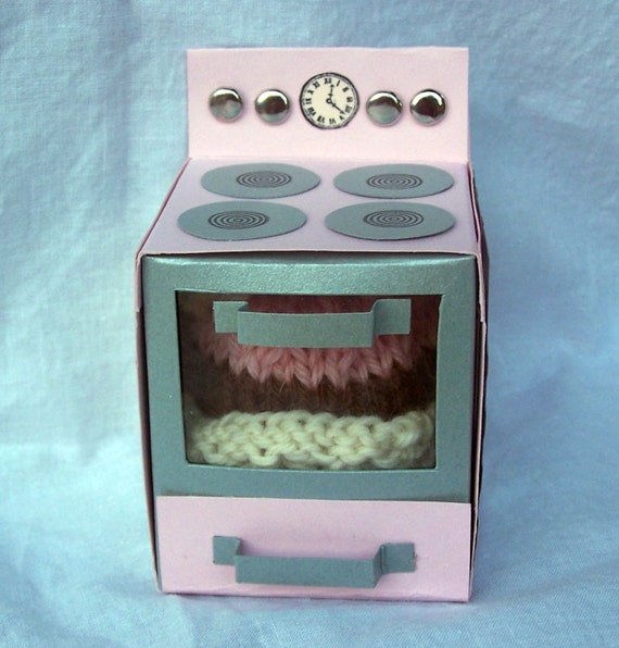 Retro Oven Box with Cupcake Pincushion