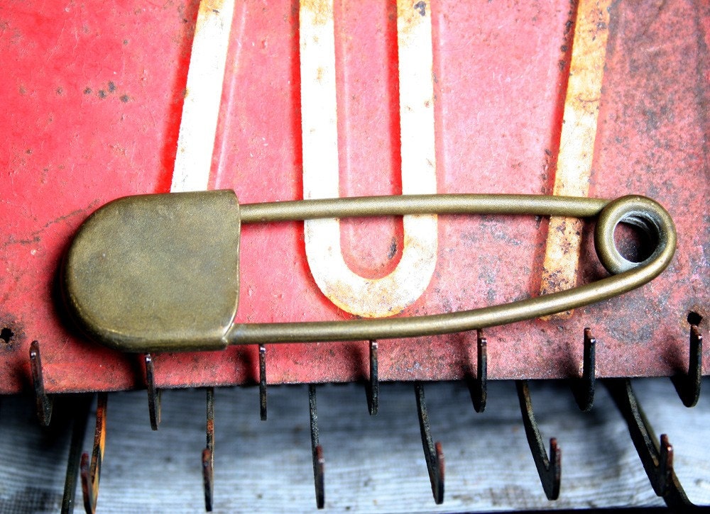 Vintage BRASS KEY TAG LAUNDRY HORSE BLANKET PIN by Sweetkate