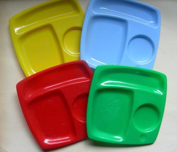 Set of 4 vintage plastic food drink snack trays by fromthepines