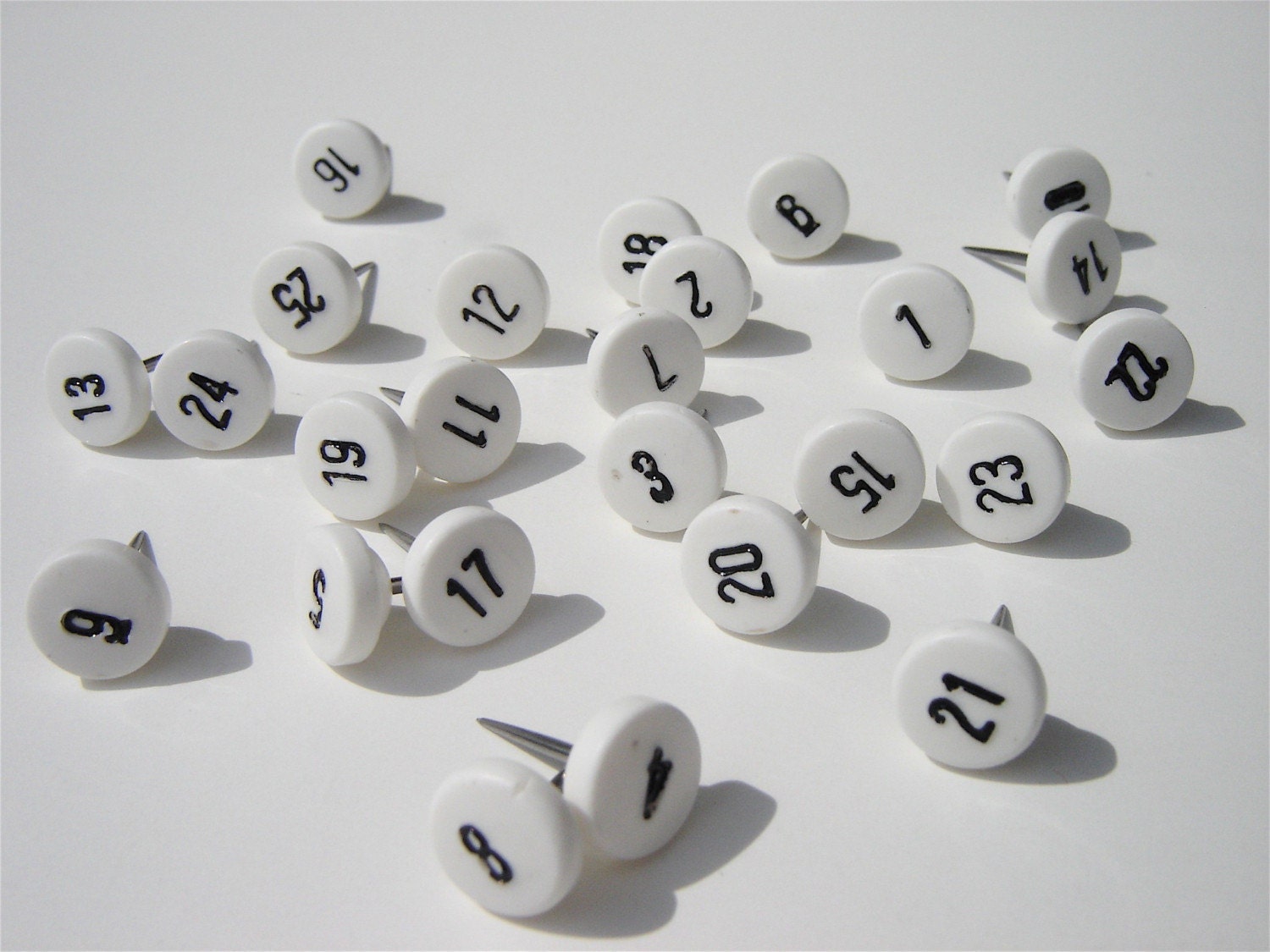 25 numbered push pins white with black number