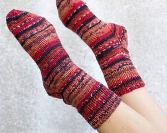 Hand-knit W 7-9 Red Bronzed Berry Striped Ankle Socks