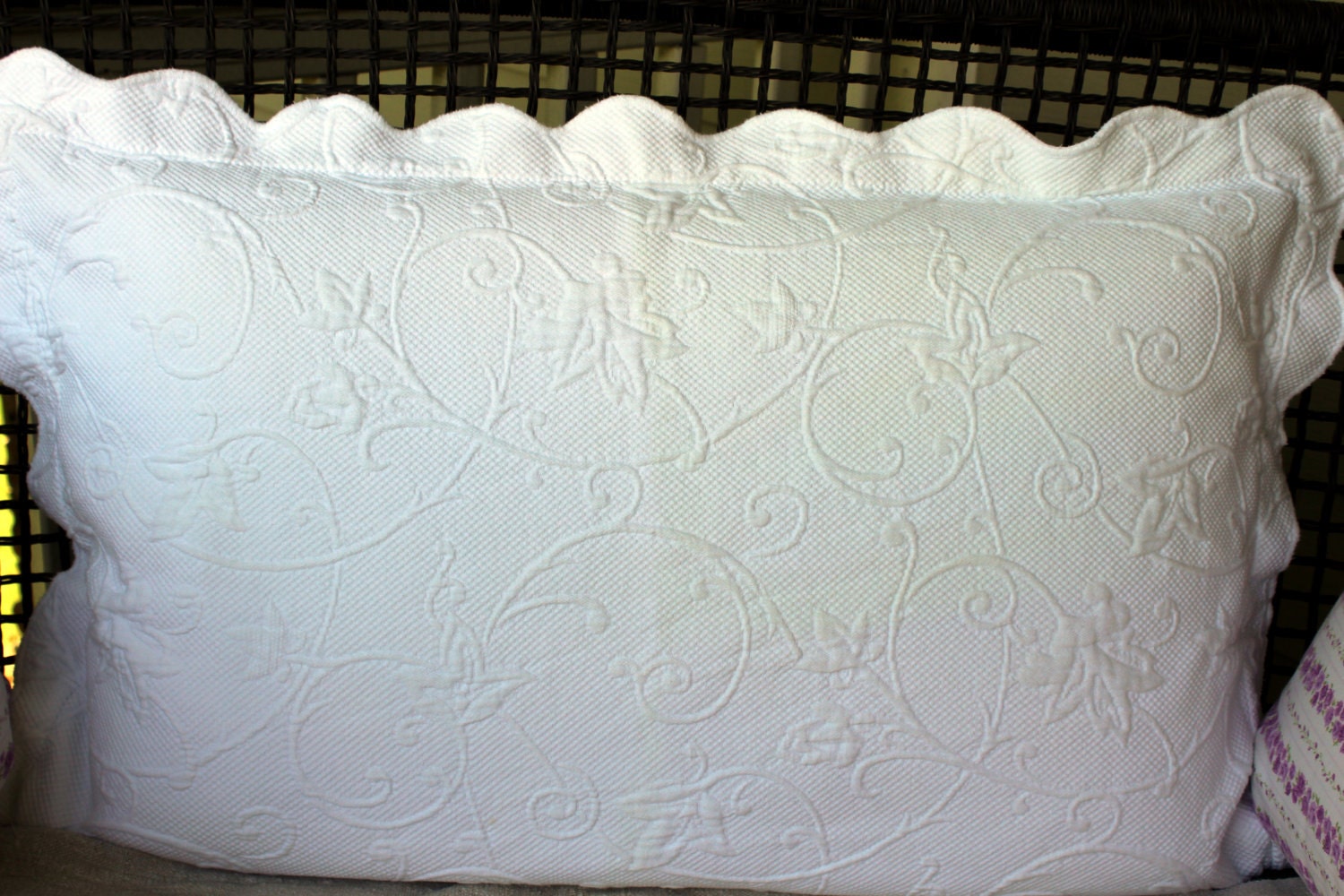 Sale Queen Size Matelasse Pillow Sham with Scallop Ruffle