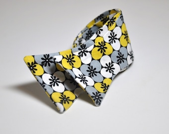 Men's Bow Tie Yellow and Gray Blossoms Freestyle Bowtie