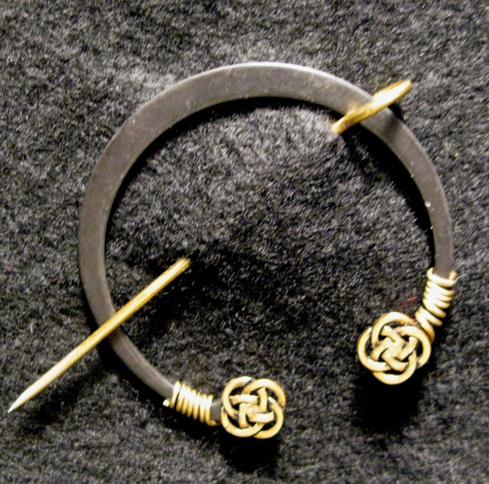 Penannular Brooch with Gold Celtic Knot Finials for Kilt
