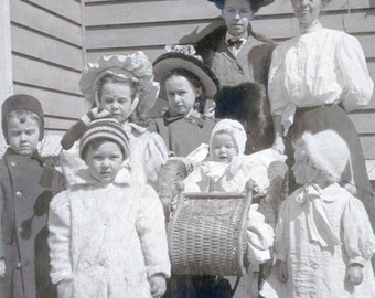 Beautiful Children and Baby w Moms 1909 original vintage photo