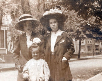 vintage photo 3 Beautiful Girls on Sidewalk Street Boston 1918