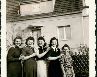 vintage photo Women all Lined up Tall to Small 1942