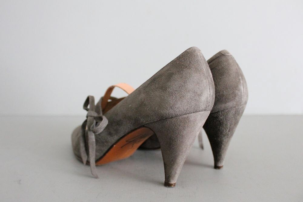 1980s vintage charcoal gray side bow heels 7.5