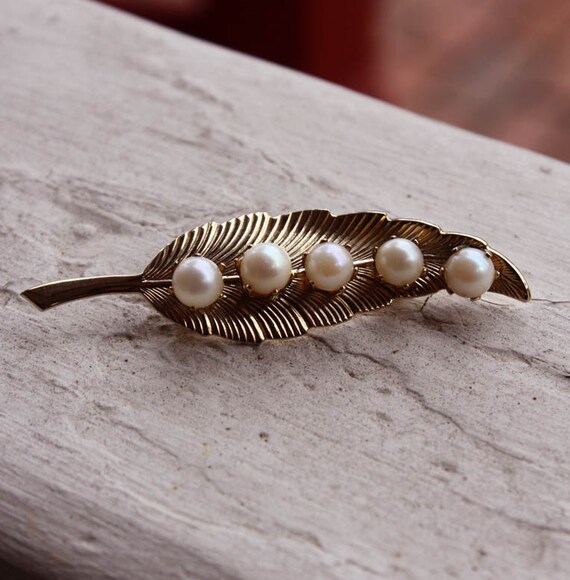 Items similar to Leaf...vintage pearl pin on Etsy