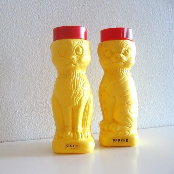 2 Vintage Salt and Pepper Shakers Plastic Cats Sugar 'n