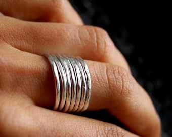 Minimaliste. Silver hammered band. ONE Minimalist ring