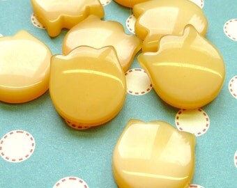 12 Vintage Plastic Cabochons Creamy Butterscotch Tulip Lucite Cabs (5-6F-12)