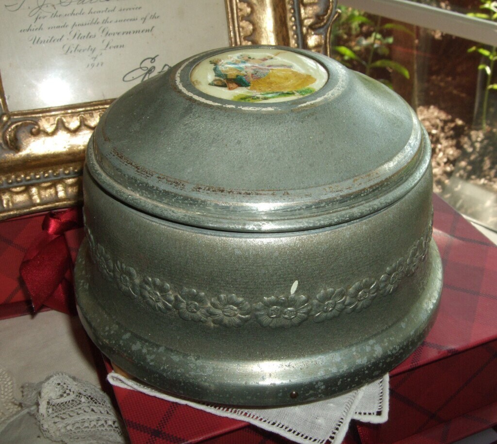 VINTAGE CODY MUSICAL CREATIONS POWDER BOX