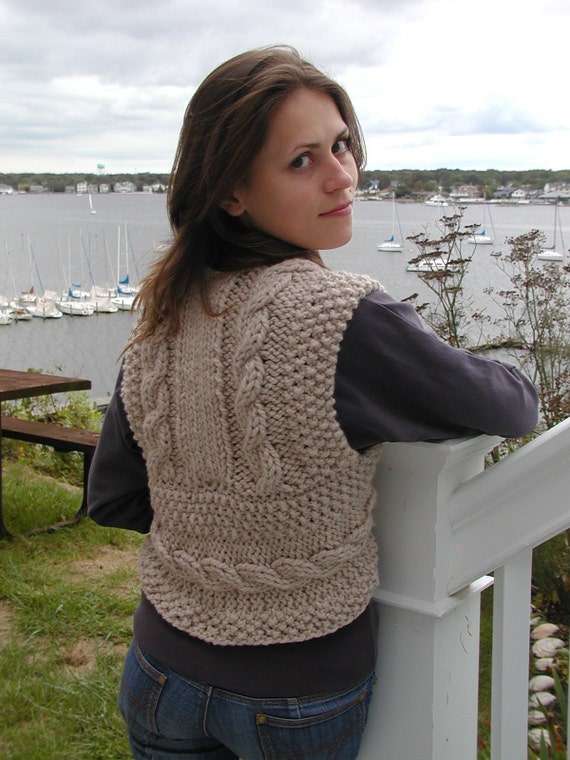 Bulky Cable Vest knitted in one piece quick and easy. pdf