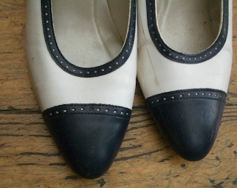 to CLEAR Vintage 70's Spectator Shoes Navy and white size 8 high heels mid heels, Pumps Court
