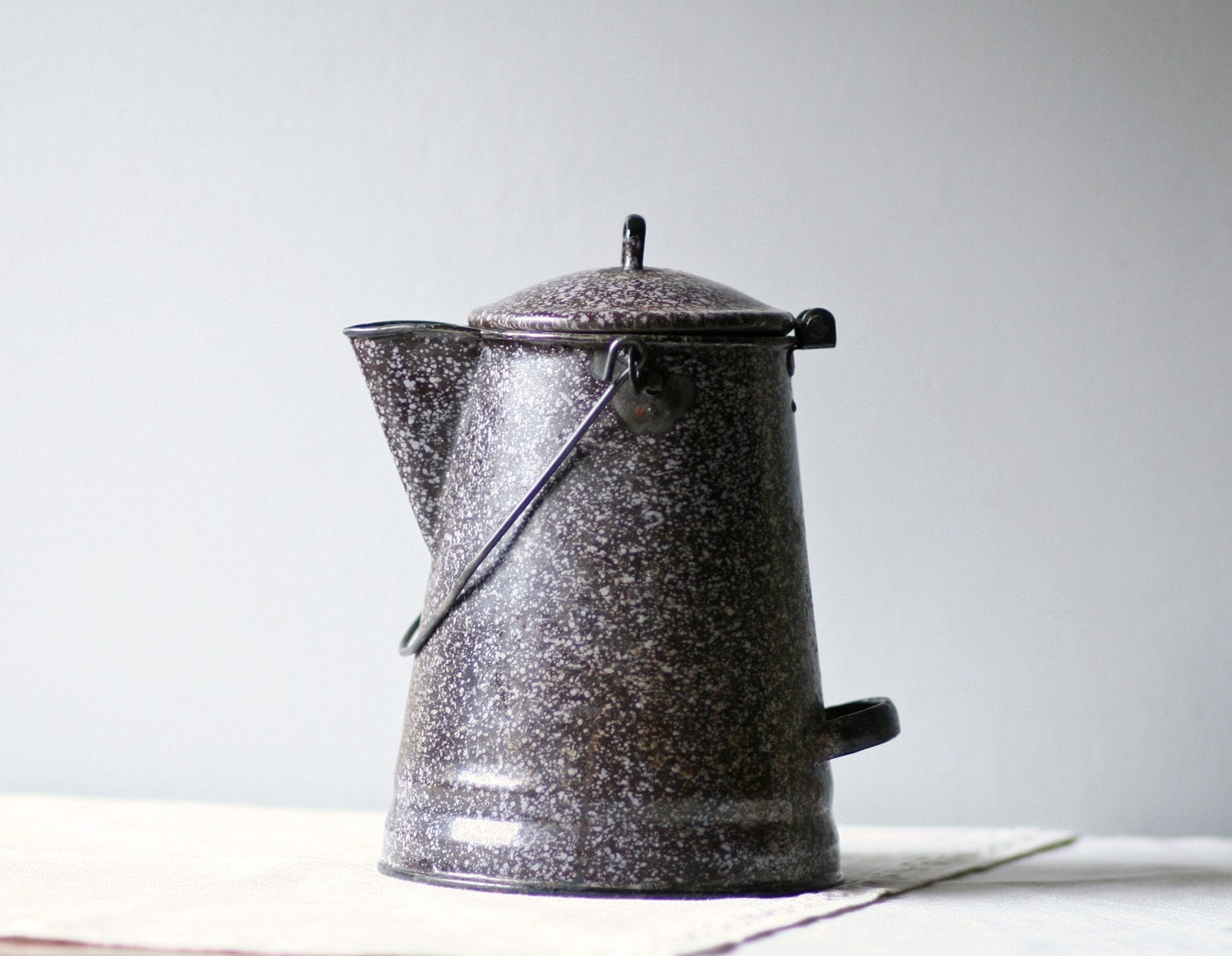 graniteware coffee pot / mottled black enamel