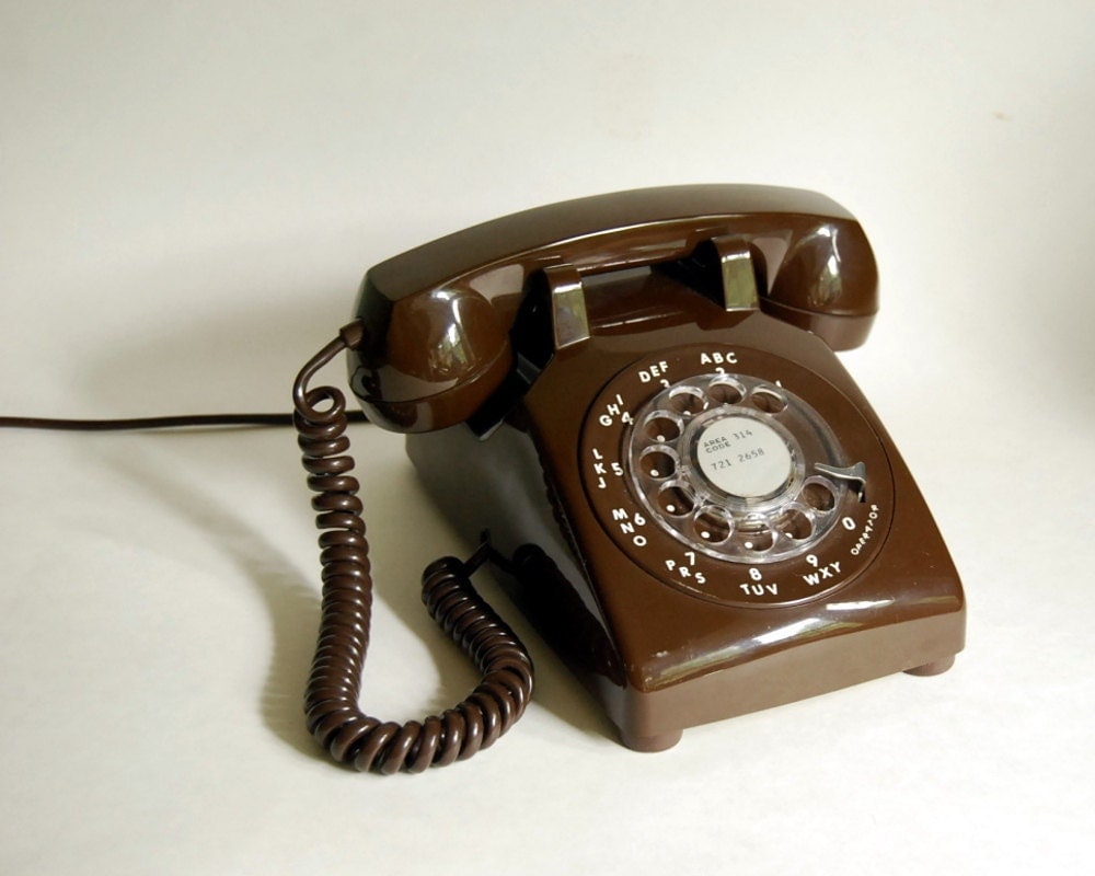 1 telephone. Телефон 1970. Телефон 1970 года. Коричневый телефон. Дизайн старого телефона.