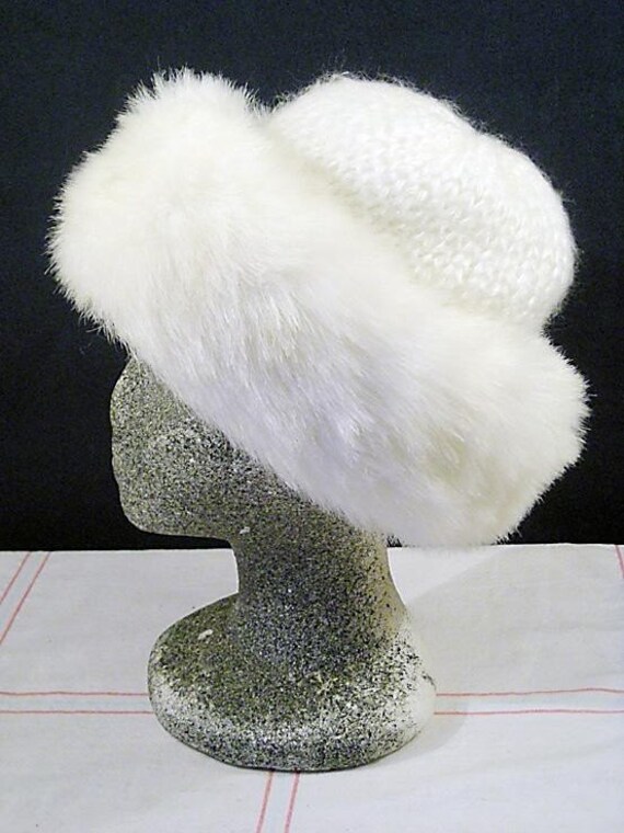 Vintage White Knit Faux Fur Trim Ladies Winter Hat 