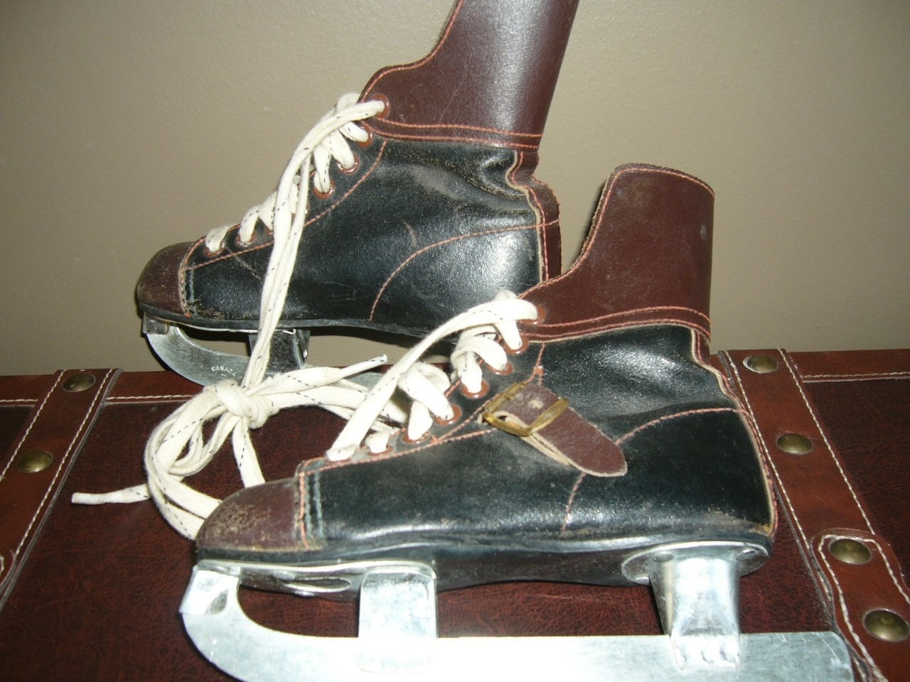 SALE Vintage 70s leather hockey skates by buttonsnsuch on Etsy