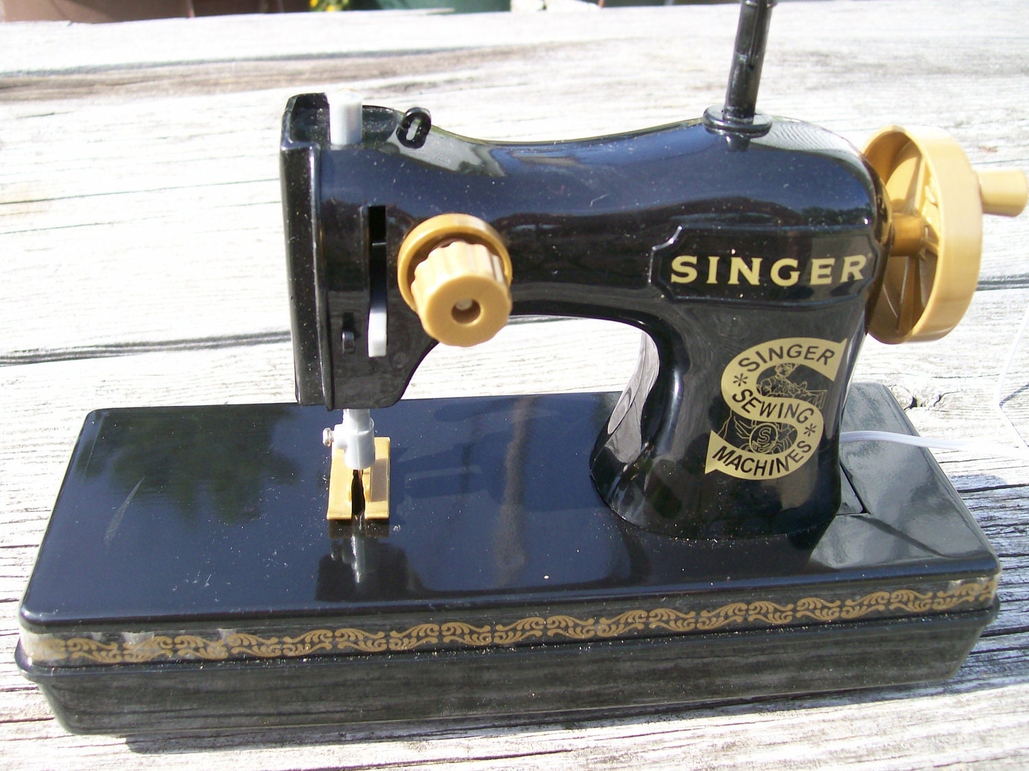 WORKING Toy Sewing Machine Singer Battery Operated 1