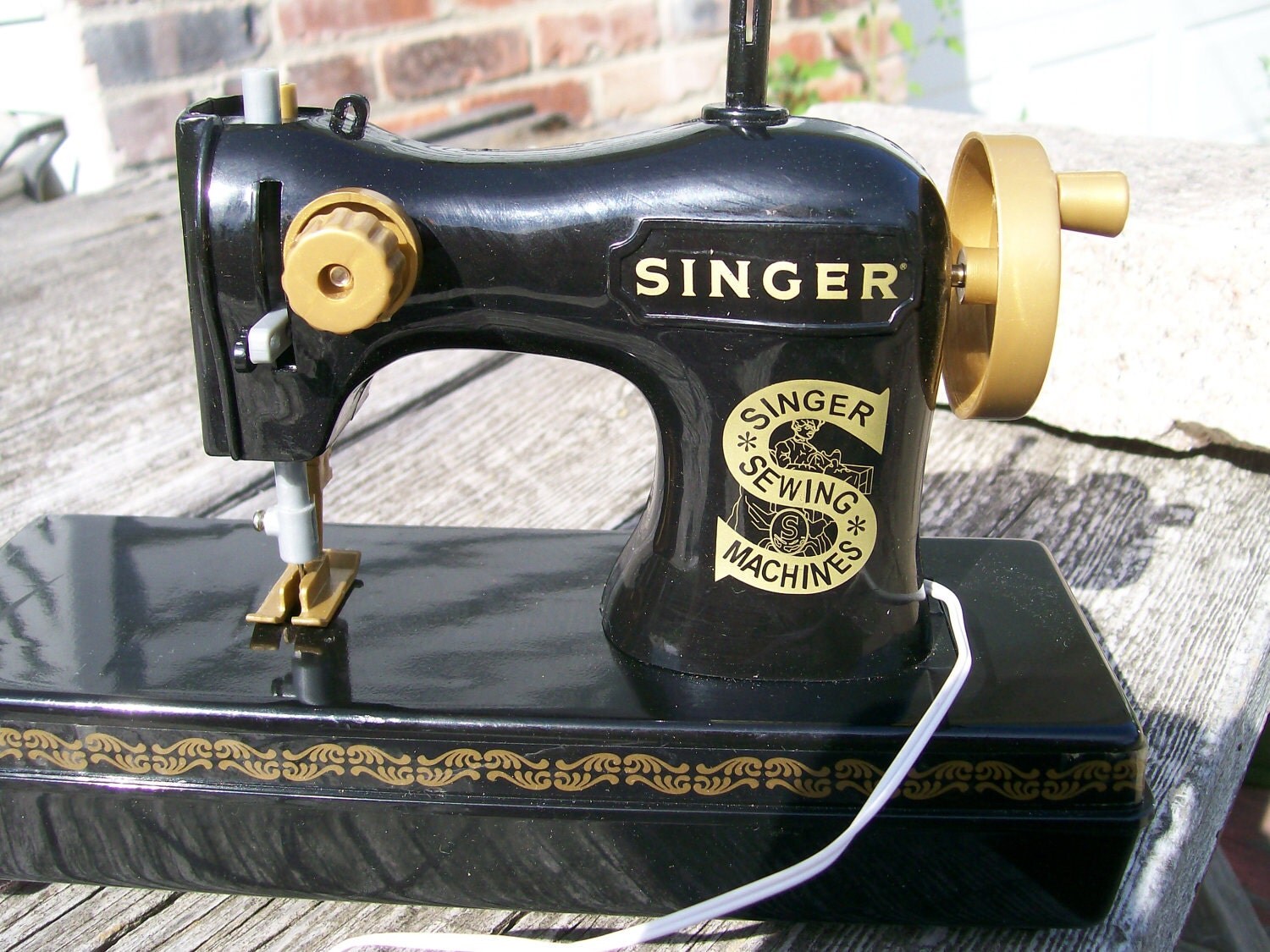 WORKING Toy Sewing Machine Singer Battery Operated 1