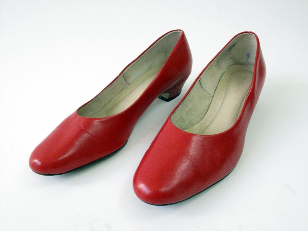 Red Hot Kitten Heel Shoes Size 11 by zwzzy on Etsy
