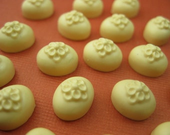 6 Viintage Ivory Lucite Floral Cabochon