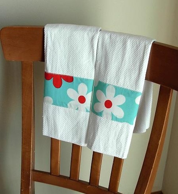 Items similar to Aqua Daisies Kitchen Towel Set on Etsy