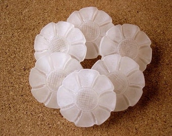 6 Vintage flowers buttons frosted white 33mm