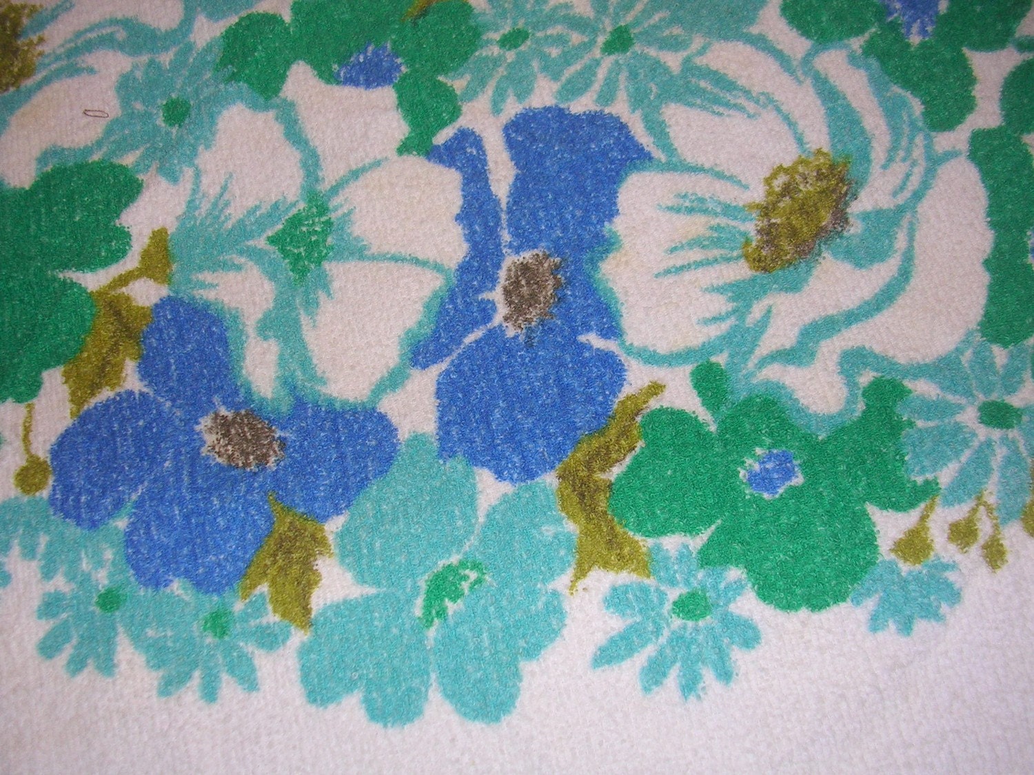 Vintage Round Terry Cloth Tablecloth 53 by linenslaceandlattes