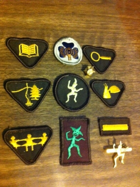 Vintage BROWNIE items 9 Badges and 2 Pins