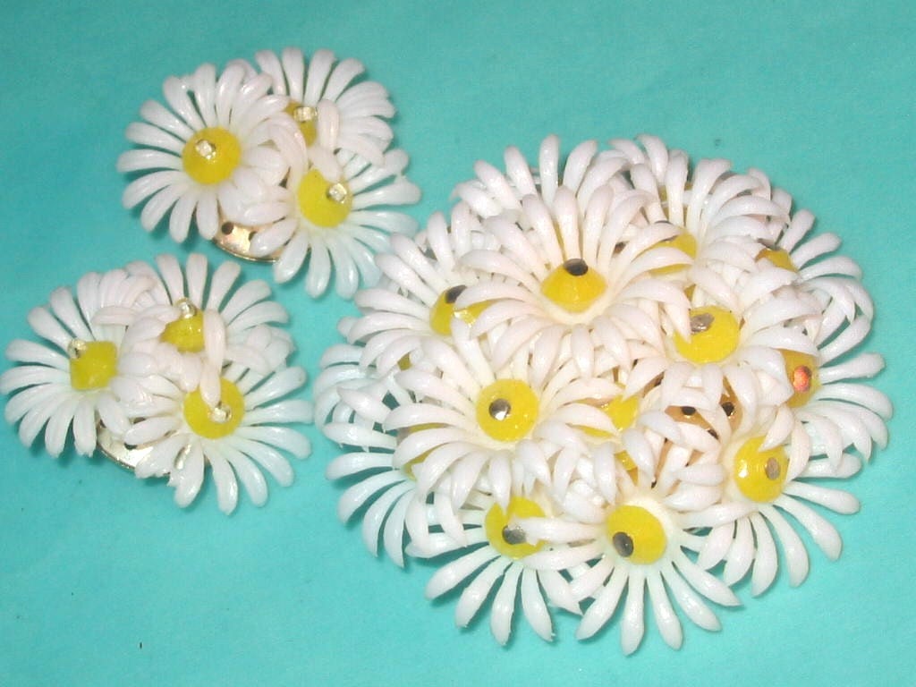SALE....Vintage MOD 60s Plastic Daisy Cluster Pin and Clip