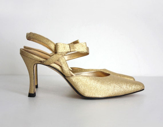 GOLD BOW HEELS 1990s Vintage Gold Metallic Bow Pumps Sz by decades
