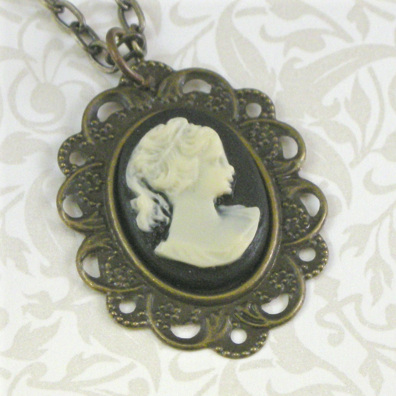 Vintage-Style Cameo Necklace Black