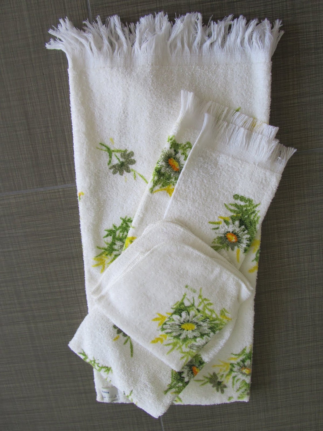 Vintage Unused Cannon Daisy Towel Set