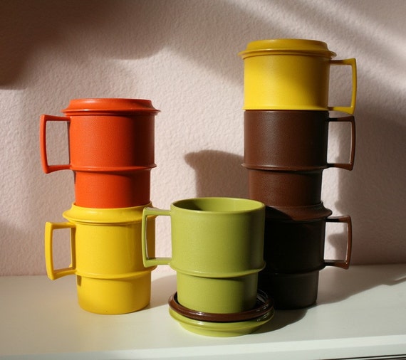 6 TUPPERWARE CUPS/MUGS WITH COASTERS/LIDS VIBRANT VINTAGE