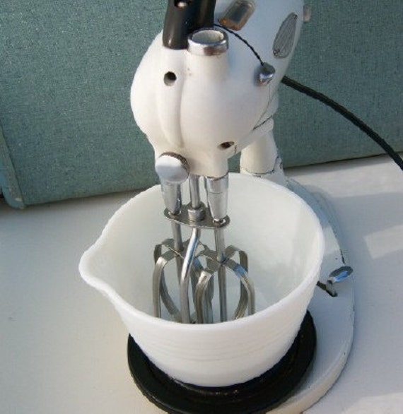 HAMILTON BEACH Mixer 1948 Two PYREX bowls retro white