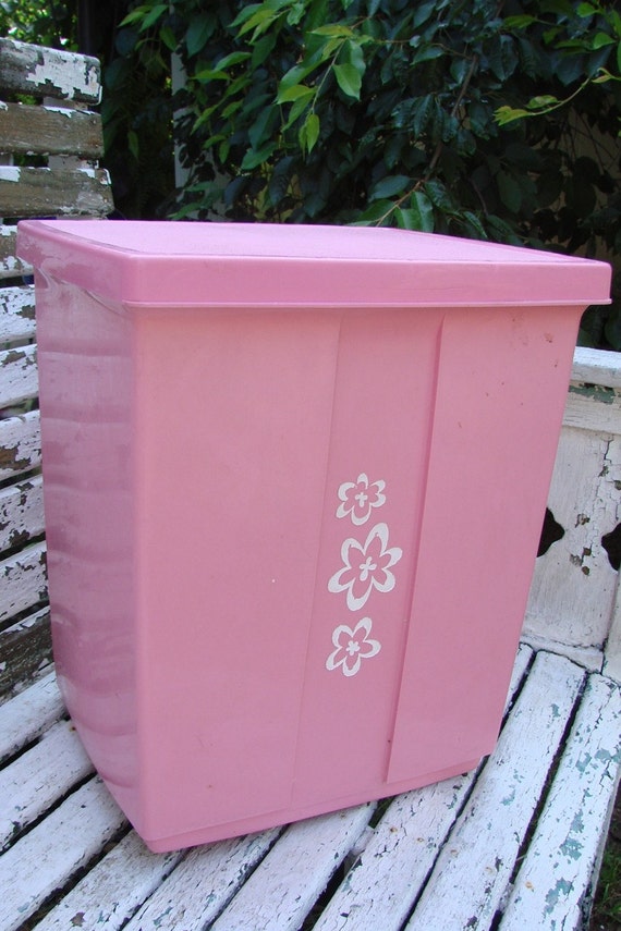 VINTAGE PINK FLOWER POWER 1960s ERA PLASTIC CLOTHES HAMPER