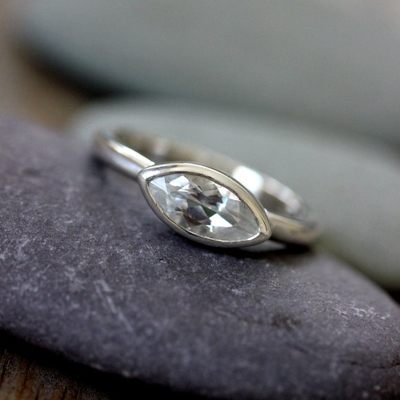 Los silver heart ring with white stones in the middle east