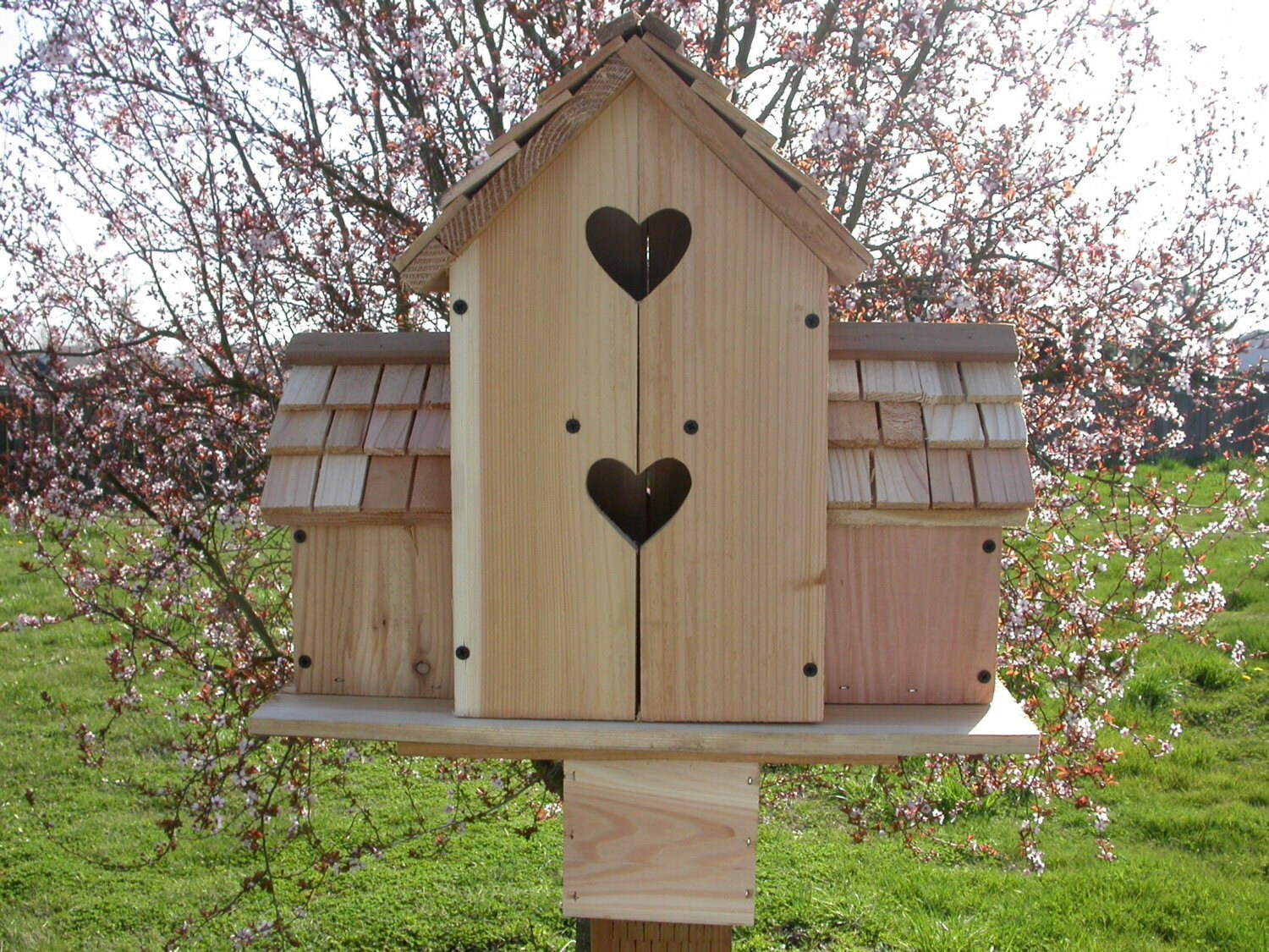 CEDAR BIRDHOUSE with 6 seperate COMPARTMENTS hearts
