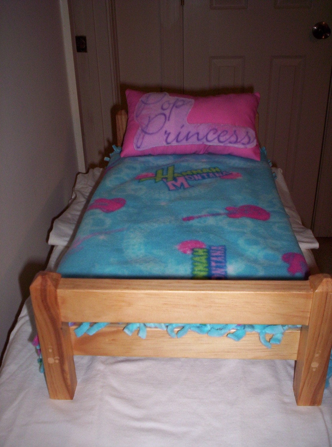 DOLL BED INCLUDES Hannah Montana Bedding