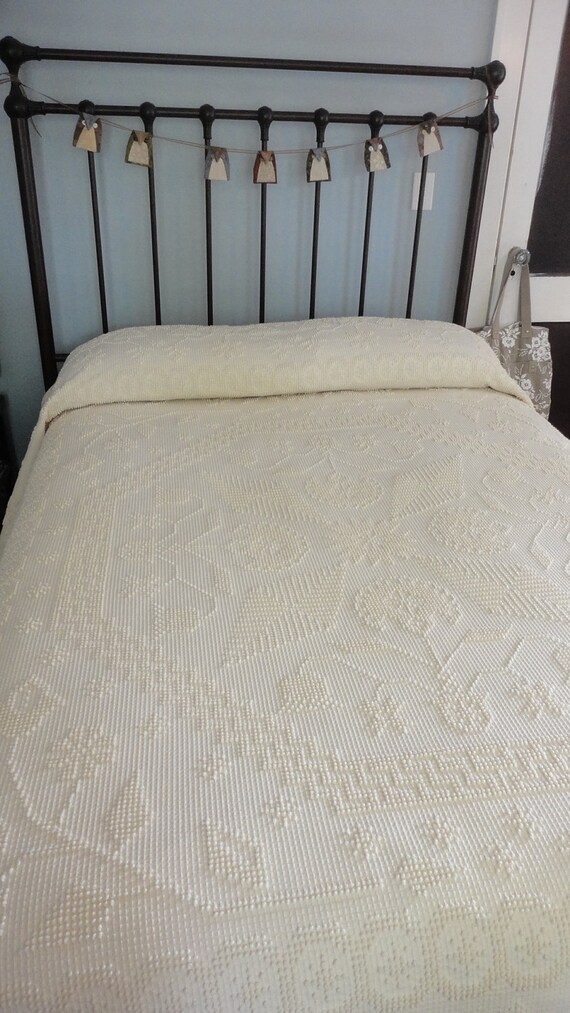Vintage Hobnail Bedspread in Ivory Full Size