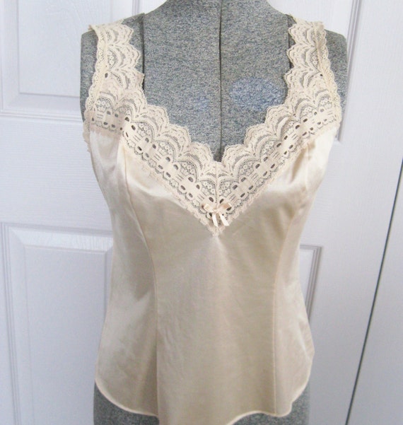 VINTAGE SKIN COLORED CAMISOLE with wide lace straps 1980s