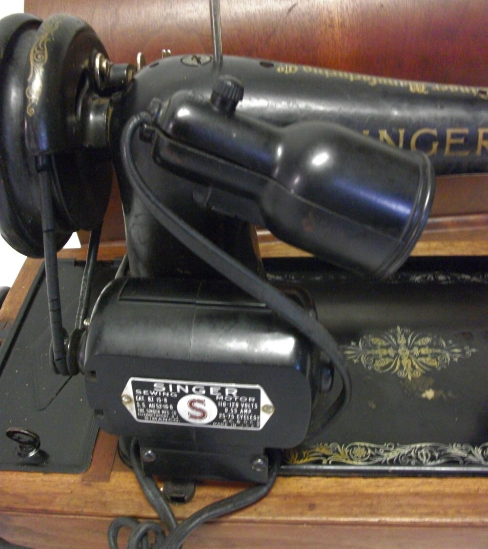 Antique SINGER Sewing Machine in Case