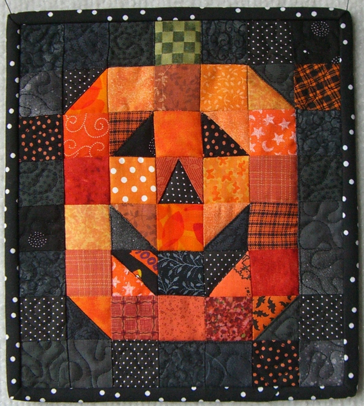 halloween-jack-o-lantern-mini-quilt-candle-mat-wallhanging