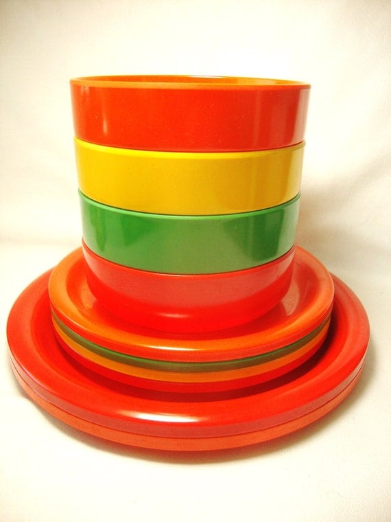 Vintage Ingrid melamine picnic bowls and plates by Sassydoggs